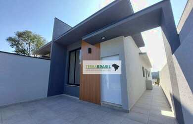 Imagem: A casa possui 3 Dormitórios, 3 Banheiros, 2 Vagas na garagem