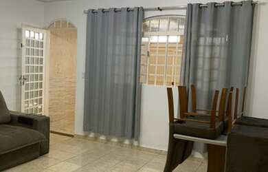 Imagem: A casa possui 2 Dormitórios, 2 Banheiros, 2 Vagas na garagem