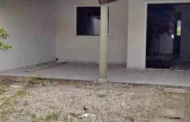 Imagem: A casa possui 2 Dormitórios, 1 Banheiro, 2 Vagas na garagem