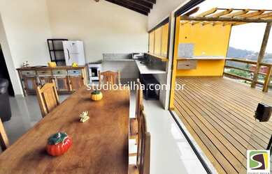 Imagem: A casa possui 3 Dormitórios, 3 Banheiros, 2 Vagas na garagem