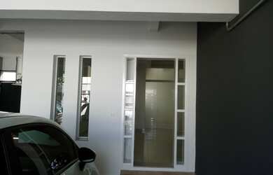 Imagem: A casa possui 5 Dormitórios, 4 Banheiros, 4 Vagas na garagem