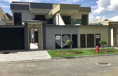 Imagem: A casa em condomínio possui 4 Dormitórios, 5 Banheiros, 3