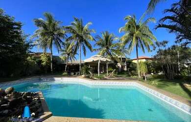 Imagem: A casa em condomínio possui 4 Dormitórios, 4 Banheiros, 298m²