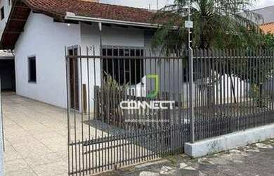 Imagem: A casa possui 3 Dormitórios, 2 Banheiros, 4 Vagas na garagem