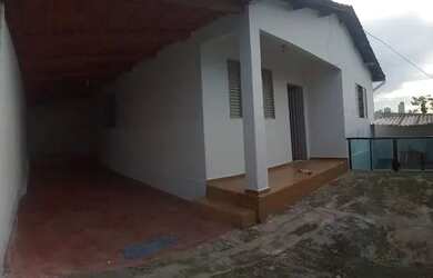 Imagem: A casa possui 2 Dormitórios, 1 Banheiro, 2 Vagas na garagem