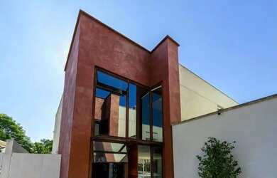 Imagem: A casa possui 4 Dormitórios, 5 Banheiros, 5 Vagas na garagem