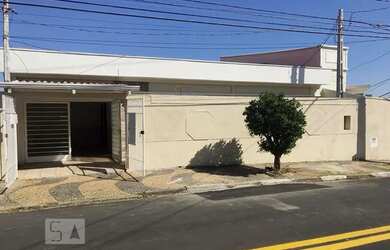 Imagem: A casa possui 4 Dormitórios, 4 Banheiros, 4 Vagas na garagem