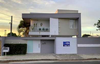 Imagem: A casa possui 4 Dormitórios e 440m² de Área e está localizado