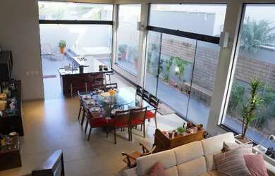 Imagem: A casa em condomínio possui 4 Dormitórios, 4 Banheiros, 4