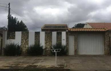 Imagem: A casa possui 4 Dormitórios, 2 Banheiros, 5 Vagas na garagem