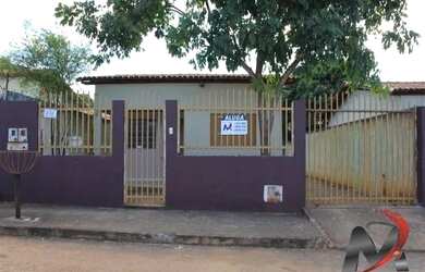 Imagem: A casa possui 2 Dormitórios, 1 Banheiro, 2 Vagas na garagem