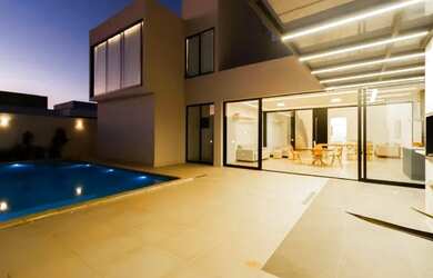 Imagem: A casa em condomínio possui 4 Dormitórios, 5 Banheiros, 4