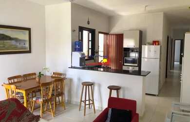 Imagem: A casa possui 3 Dormitórios, 1 Banheiro, 2 Vagas na garagem