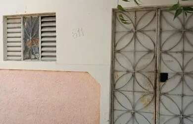 Imagem: A casa possui 3 Dormitórios, 1 Banheiro e está localizado