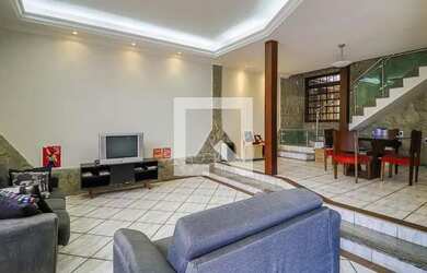 Imagem: A casa possui 3 Dormitórios, 3 Banheiros, 3 Vagas na garagem