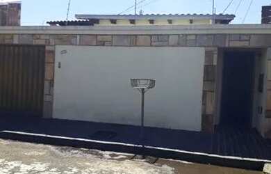 Imagem: A casa possui 3 Dormitórios, 2 Banheiros, 2 Vagas na garagem