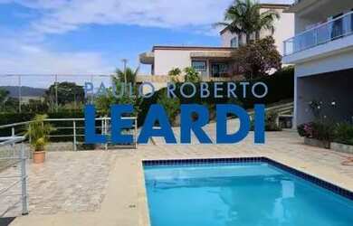 Imagem: A casa possui 3 Dormitórios, 3 Banheiros, 5 Vagas na garagem