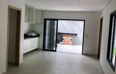 Imagem: A casa possui 2 Dormitórios, 1 Banheiro, 2 Vagas na garagem