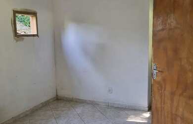 Imagem: A casa possui 1 Dormitório, 2 Banheiros e 3 Vagas na garagem