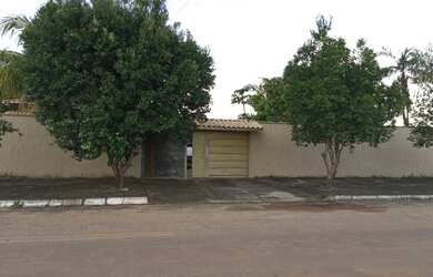 Imagem: A casa possui 4 Dormitórios, 4 Banheiros, 5 Vagas na garagem