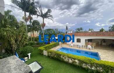 Imagem: A casa possui 4 Dormitórios, 5 Banheiros, 5 Vagas na garagem