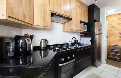 Imagem: O apartamento possui 3 Dormitórios, 1 Banheiro, 1 Vaga na garagem