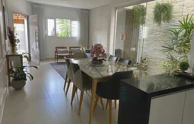 Imagem: A casa possui 3 Dormitórios, 3 Banheiros, 2 Vagas na garagem