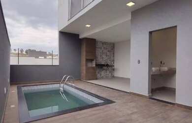 Imagem: A casa possui 3 Dormitórios, 3 Banheiros, 2 Vagas na garagem