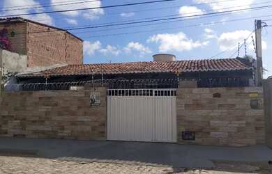 Imagem: A casa possui 3 Dormitórios, 2 Banheiros, 2 Vagas na garagem