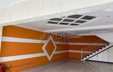 Imagem: A casa possui 3 Dormitórios, 3 Banheiros, 4 Vagas na garagem