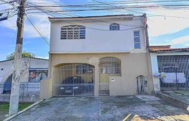 Imagem: A casa possui 5 Dormitórios, 3 Banheiros, 1 Vaga na garagem