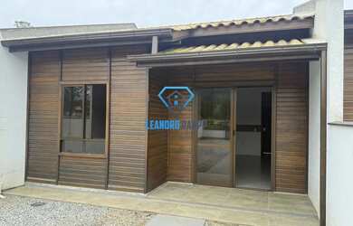 Imagem: A casa possui 2 Dormitórios, 1 Banheiro, 2 Vagas na garagem