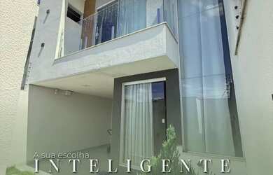 Imagem: A casa possui 3 Dormitórios, 2 Banheiros, 2 Vagas na garagem