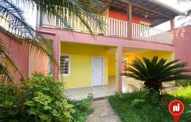 Imagem: A casa possui 4 Dormitórios, 2 Banheiros, 3 Vagas na garagem