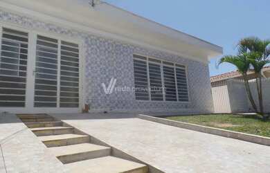 Imagem: A casa possui 3 Dormitórios, 3 Banheiros, 2 Vagas na garagem