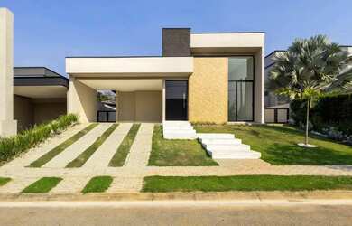 Imagem: A casa possui 3 Dormitórios, 3 Banheiros, 4 Vagas na garagem