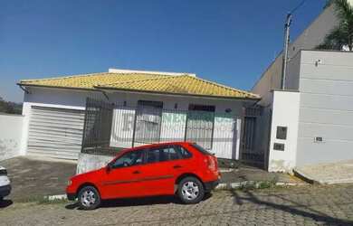 Imagem: A casa possui 4 Dormitórios, 3 Banheiros, 3 Vagas na garagem