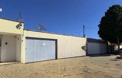 Imagem: A casa possui 3 Dormitórios, 3 Banheiros, 2 Vagas na garagem