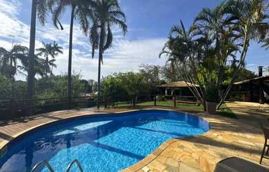 Imagem: A casa em condomínio possui 4 Dormitórios, 5 Banheiros, 5