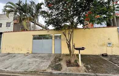 Imagem: A casa possui 2 Dormitórios, 1 Banheiro, 2 Vagas na garagem