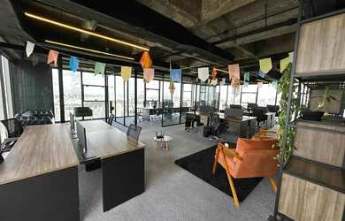 Imagem: O depósito possui 4 Vagas na garagem, 167m² de Área e está