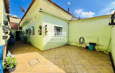 Imagem: A casa possui 4 Dormitórios, 2 Banheiros, 2 Vagas na garagem