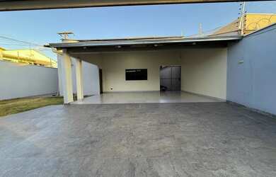 Imagem: A casa possui 3 Dormitórios, 3 Banheiros, 4 Vagas na garagem