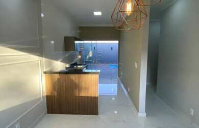 Imagem: A casa possui 2 Dormitórios, 2 Banheiros, 2 Vagas na garagem