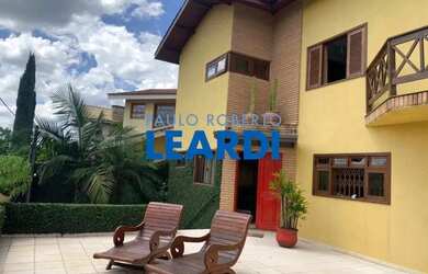 Imagem: A casa possui 3 Dormitórios, 4 Banheiros, 3 Vagas na garagem