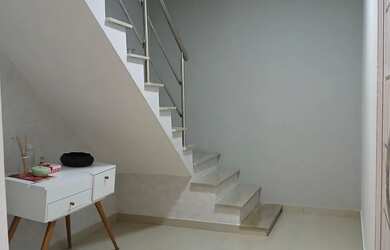 Imagem: A casa possui 3 Dormitórios, 4 Banheiros, 2 Vagas na garagem