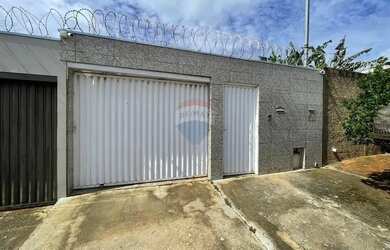 Imagem: A casa possui 2 Dormitórios, 2 Banheiros, 2 Vagas na garagem