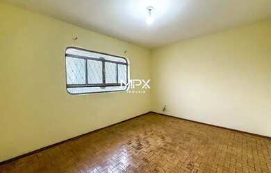 Imagem: A casa possui 3 Dormitórios, 2 Banheiros, 3 Vagas na garagem