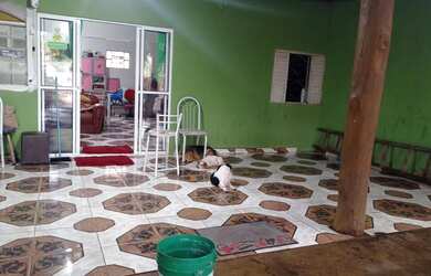 Imagem: A casa possui 3 Dormitórios, 2 Banheiros e 2 Vagas na garagem