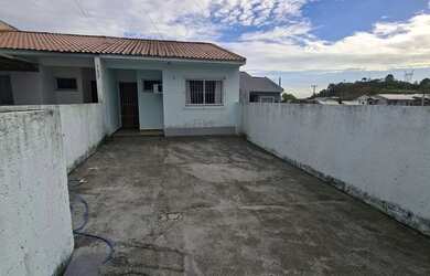 Imagem: A casa possui 2 Dormitórios, 1 Banheiro, 4 Vagas na garagem